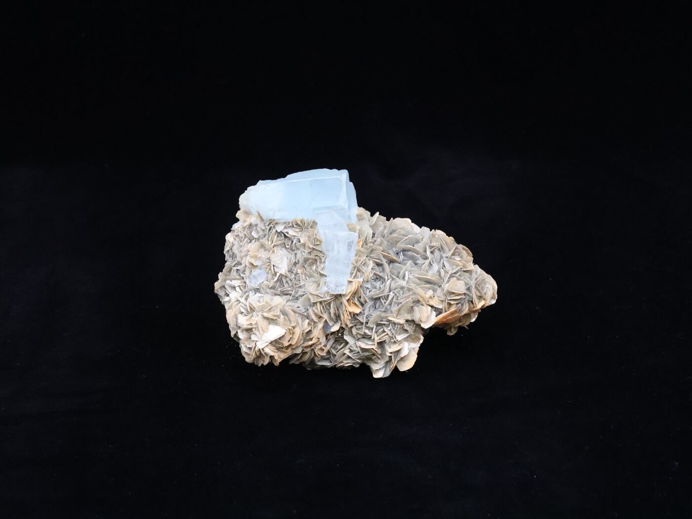 Aquamarine specimen